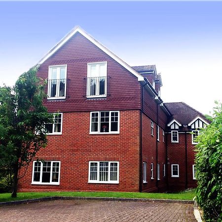 St Raphael House, City Centre Charming Apartments Бэйсингсток Экстерьер фото